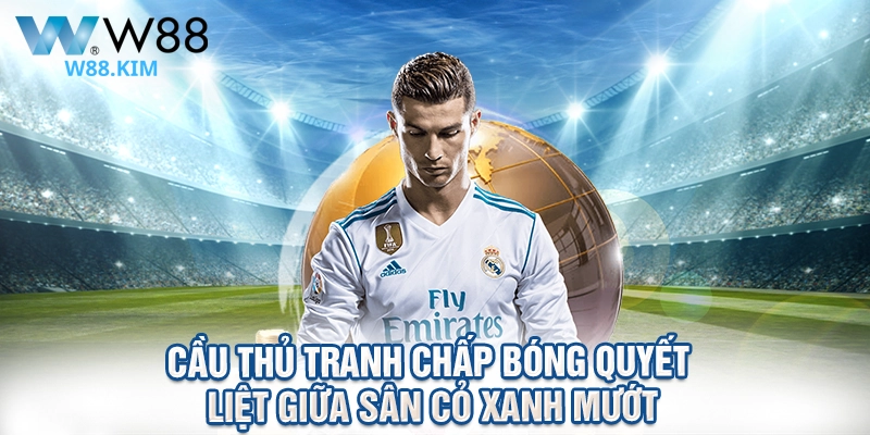 Cầu thủ tranh chấp bóng quyết liệt giữa sân cỏ xanh mướt