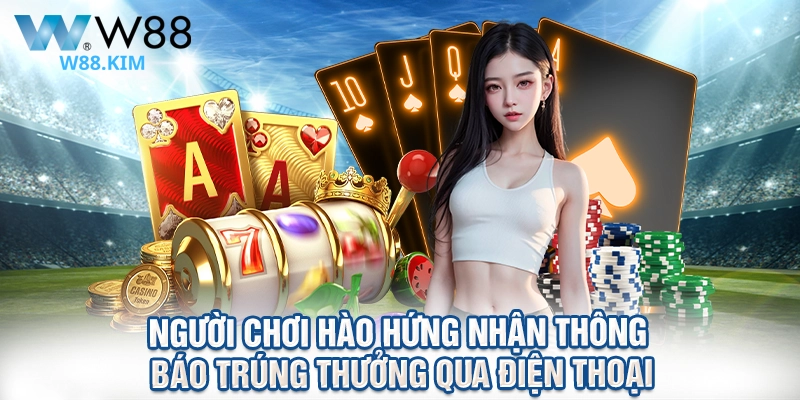 Người chơi hào hứng nhận thông báo trúng thưởng qua điện thoại