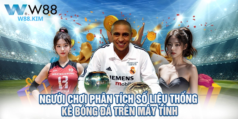Người chơi phân tích số liệu thống kê bóng đá trên máy tính