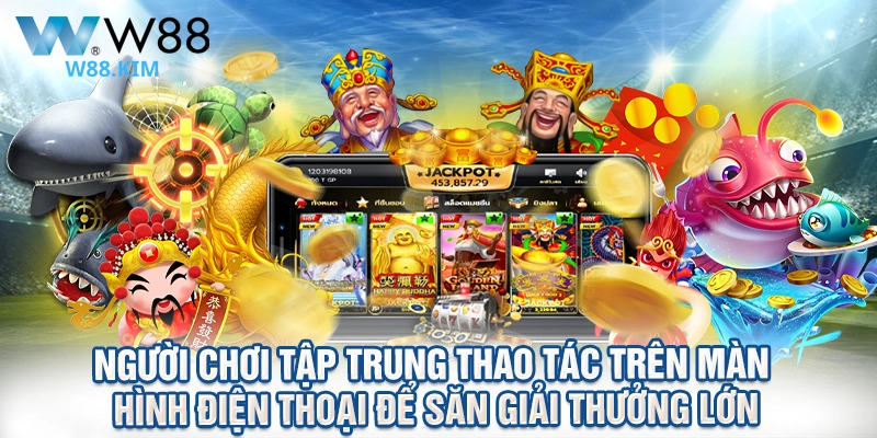 Người chơi tập trung thao tác trên màn hình điện thoại để săn giải thưởng lớn