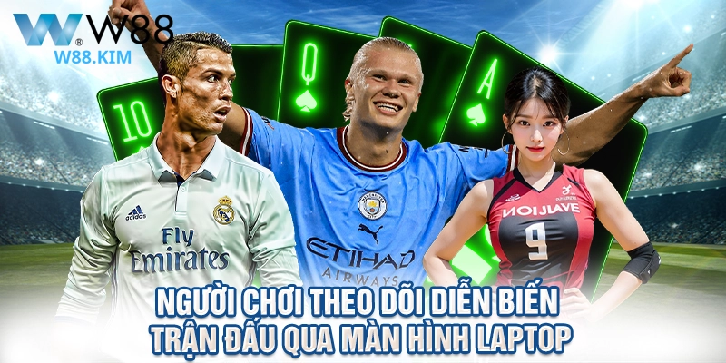 Người chơi theo dõi diễn biến trận đấu qua màn hình laptop