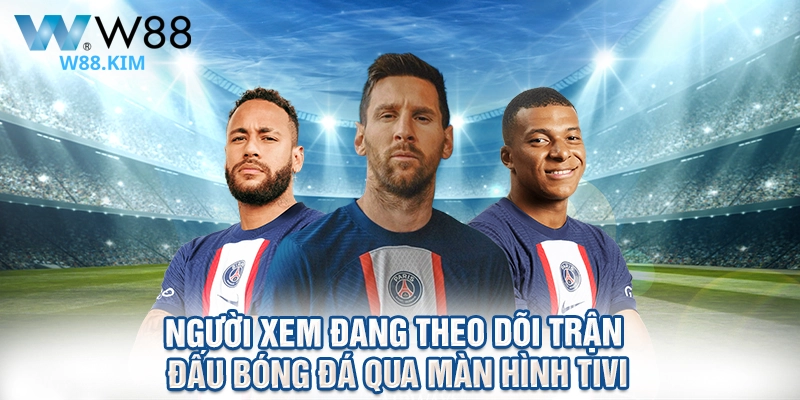 Người xem đang theo dõi trận đấu bóng đá qua màn hình tivi