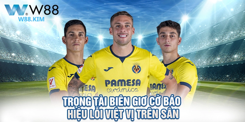 Trọng tài biên giơ cờ báo hiệu lỗi việt vị trên sân